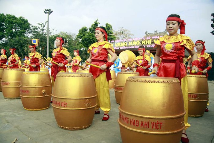 Hào khí dân tộc Việt hừng hực qua tiếng trống và các nhạc cụ của bộ gõ